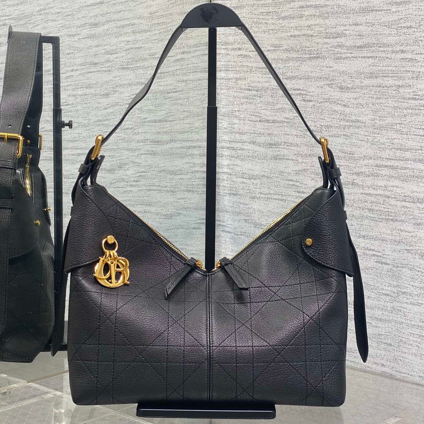 DIOR 25S MEDIUM VOYAGE BAG 28 IN BLACK FLAT MACROCANNAGE GRAINED CALFSKIN