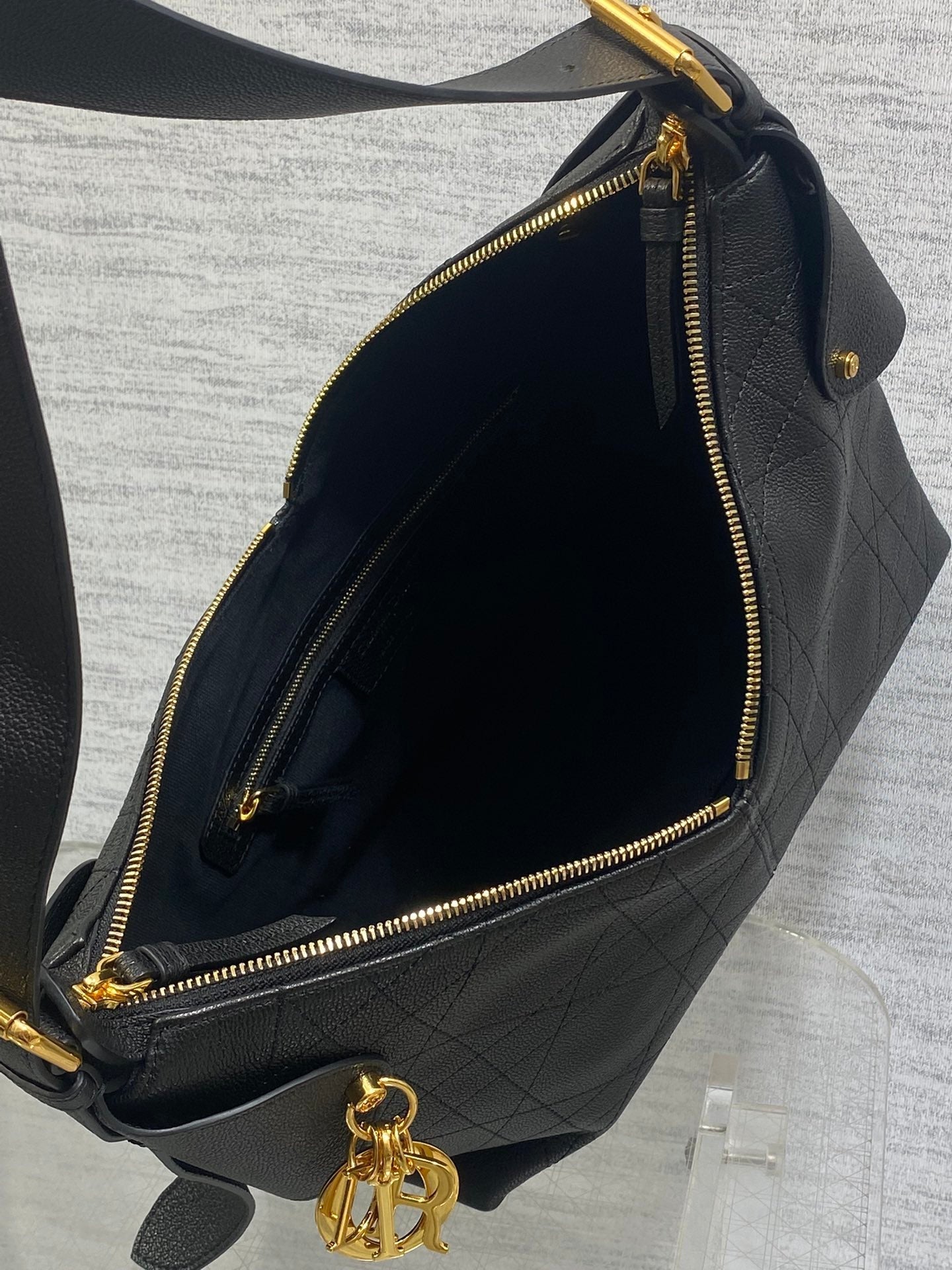 DIOR 25S MEDIUM VOYAGE BAG 28 IN BLACK FLAT MACROCANNAGE GRAINED CALFSKIN