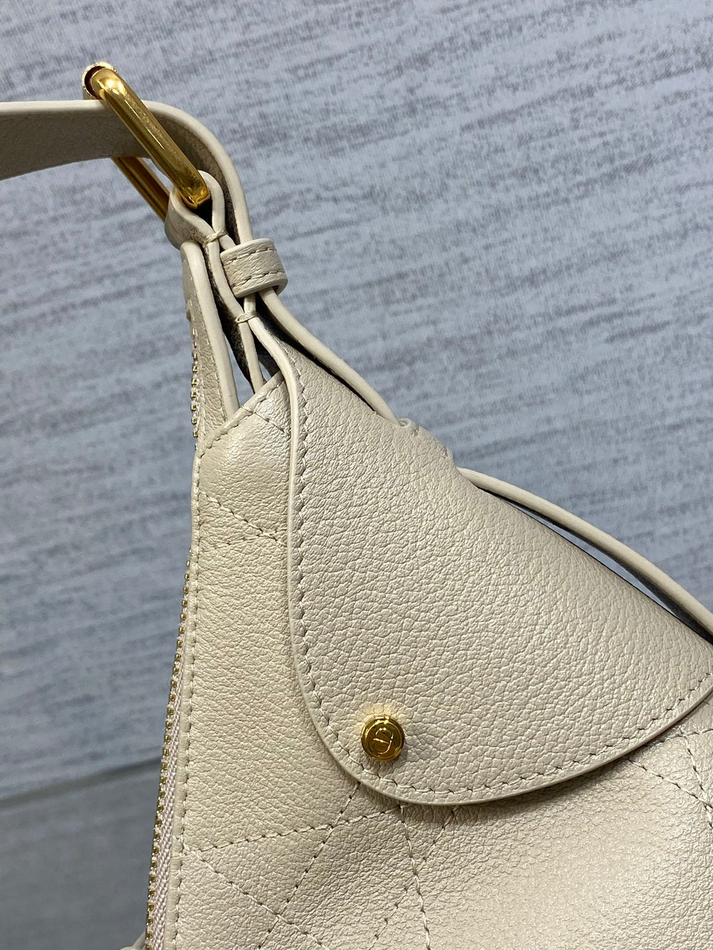 DIOR 25S SMALL VOYAGE BAG 23 IN POWDER BEIGE FLAT MACROCANNAGE GRAINED CALFSKIN